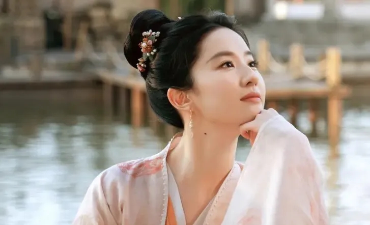 预热?丽莎的脱衣舞风格被曝光,她穿着女仆装出现在巡演现场