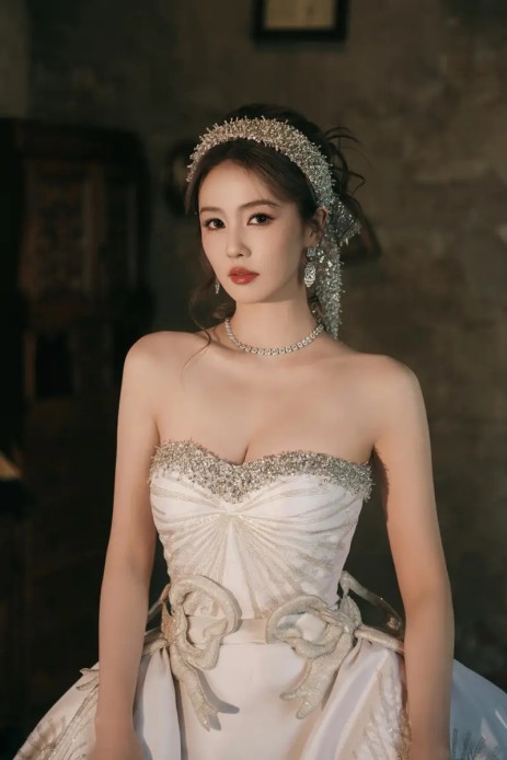 叼着牙线棒开车，驾驶员被罚，权力不能“任性到牙缝”