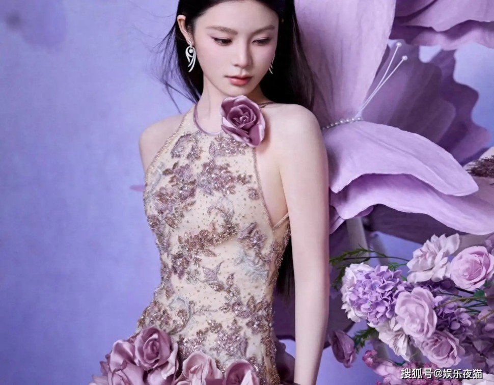 歌手马伯骞险些被黑衣女子强吻，网友：还好穿了增高鞋