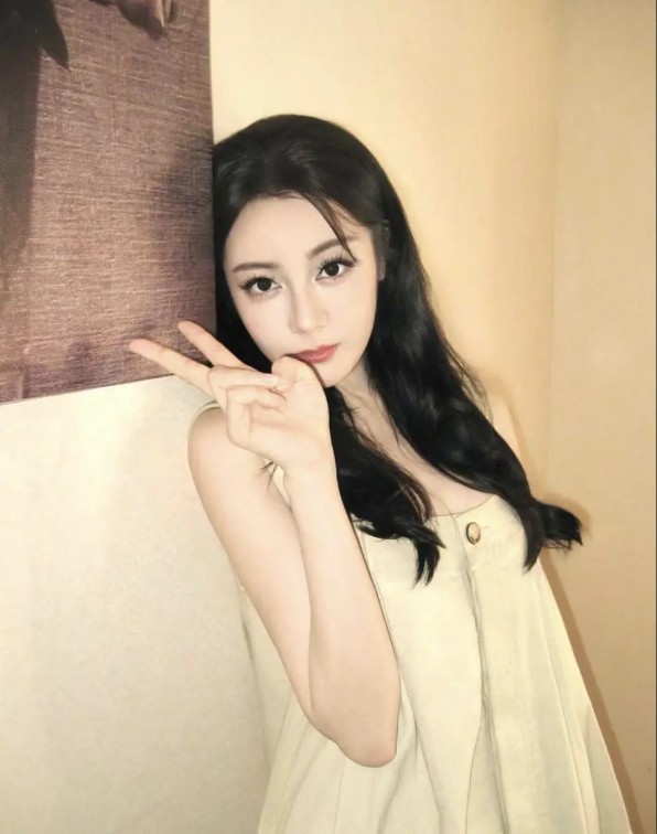 任重46岁生日，夫妻俩撒狗粮，孙骁骁婚姻幸福状态佳