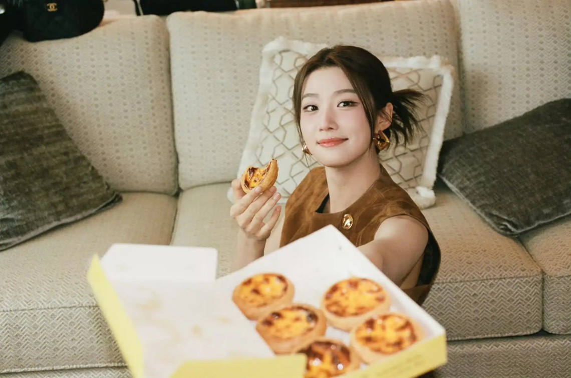 陈道明话剧院被偶遇，一把年纪身姿挺拔太勾人，现场回头率百分百