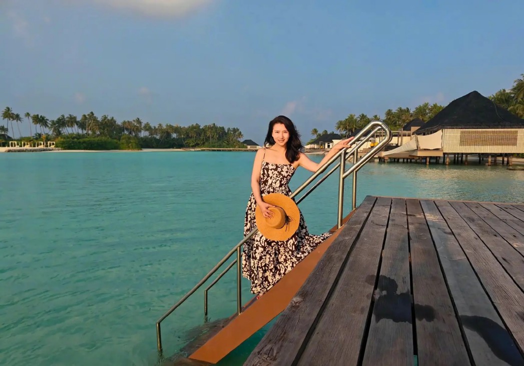 闫学晶直播“哭穷翻车”事件反转：从“凡尔赛式抱怨”到官媒批评，一场“狂妄”与“现实”的碰撞