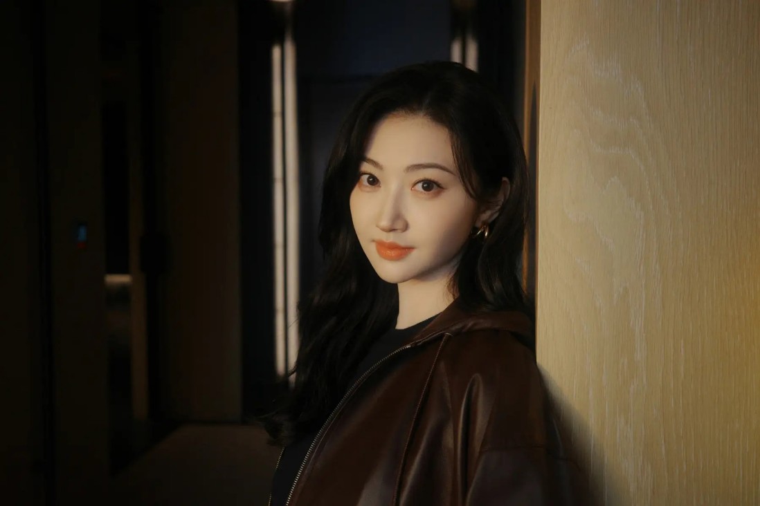 关晓彤鹿晗风波后首露面：状态稳事业旺，与鹿晗差距越拉越大