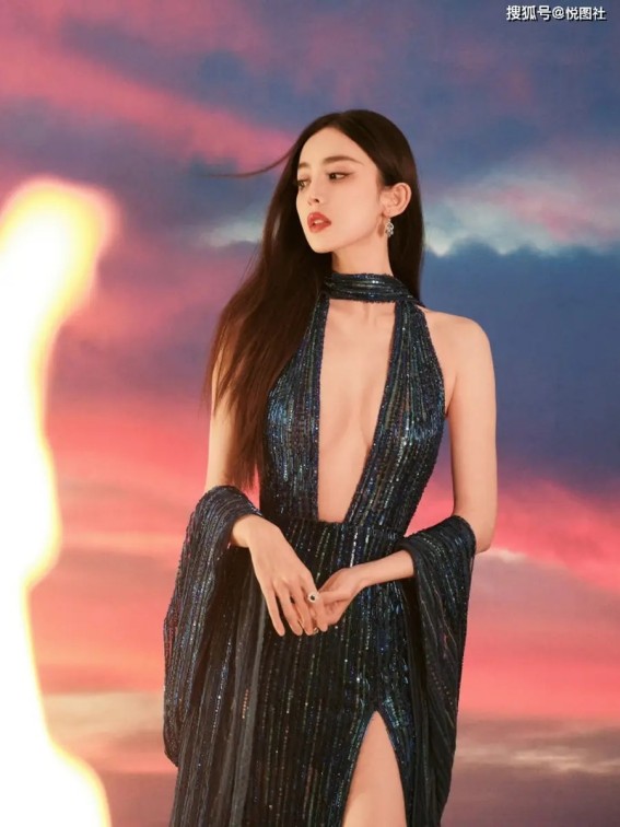 47岁王蓉近况曝光：县城商演每小时2万，穿短裤卖力唱《小鸡小鸡》反差拉满