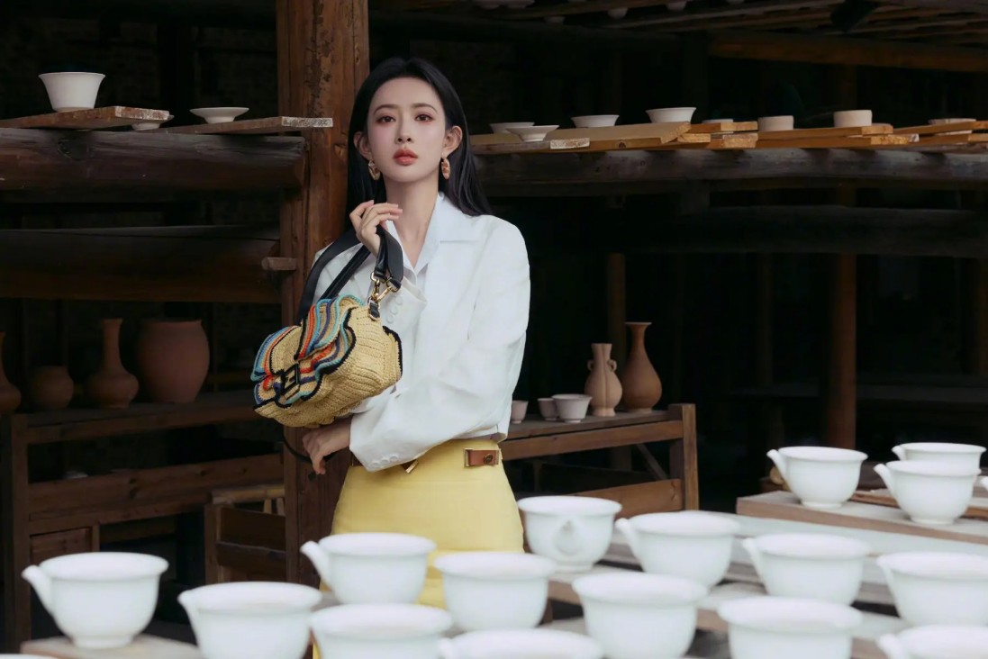 别再酸杨臣刚一首歌吃一辈子了！他才是被资本薅得最狠的初代网红